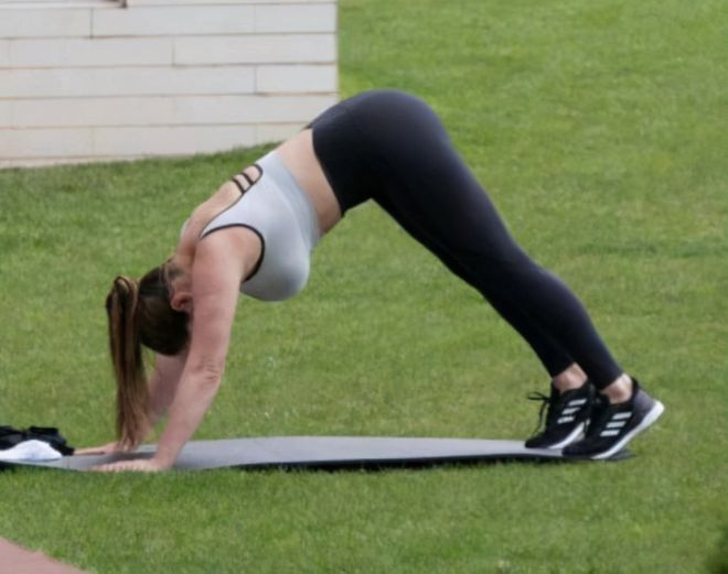 澳门新葡39岁英国超模坚持练瑜伽身材匀称有型：教你如何远离中年发福(图5)