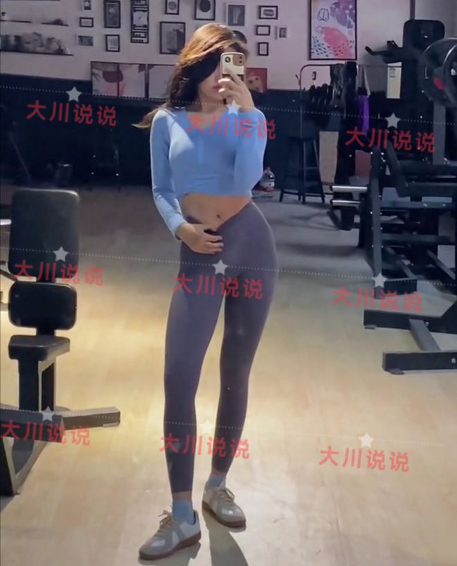 河北一女大学生穿瑜伽裤“骑行”被怒批：父母的脸得要引争议(图1)