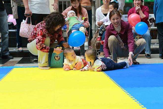 澳门新葡妈妈倒立练瑜伽孩子走过来就咬住不放网友：这个举动太可爱了(图6)