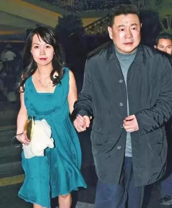 澳门新葡吕丽君：交好李嘉诚儿媳和教练合体练瑜伽日子过得比甘比自在(图3)