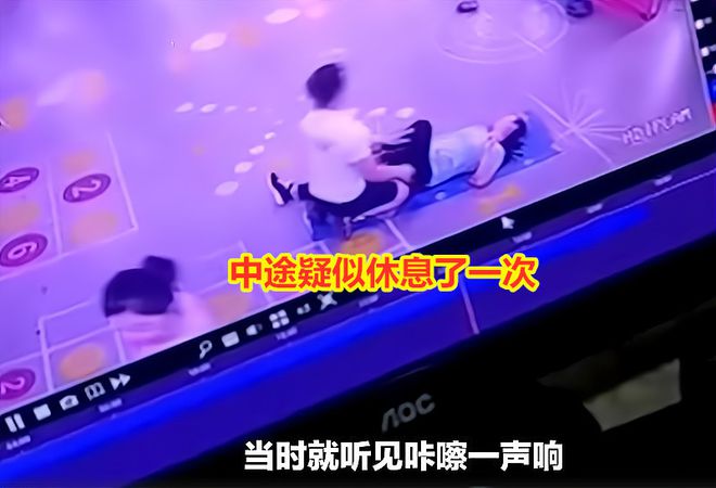 澳门新葡平台网址8883入口男私教压女学员身上帮她拉伸无视女子抗拒用力过猛将其腿(图3)