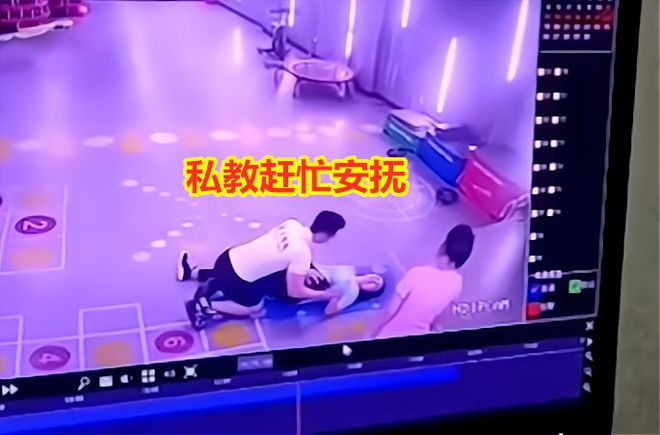 澳门新葡平台网址8883入口男私教压女学员身上帮她拉伸无视女子抗拒用力过猛将其腿(图6)