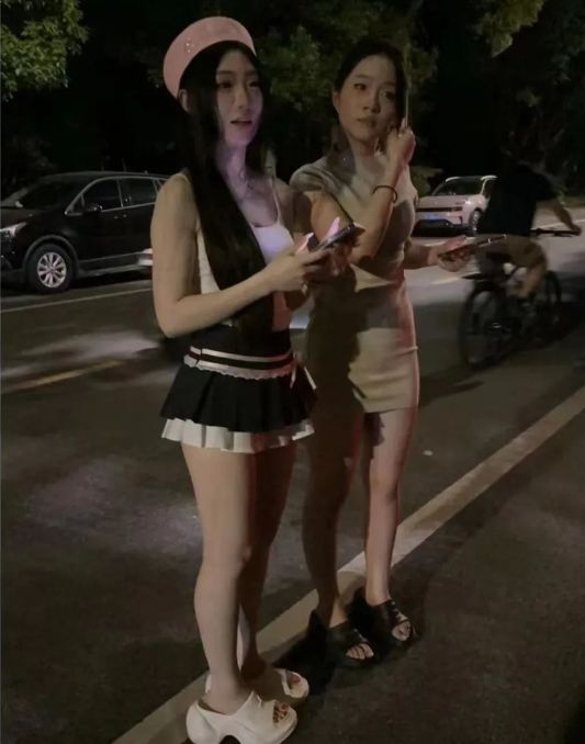 澳门新葡平台网址8883入口惊！深夜两位美女突袭骑行团加豪车车主微信大胆求约你敢(图1)