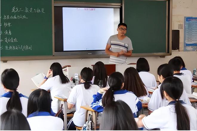 澳门新葡高校男教师女学生练瑜伽转发百人群聊“鉴赏”校方回应了(图9)